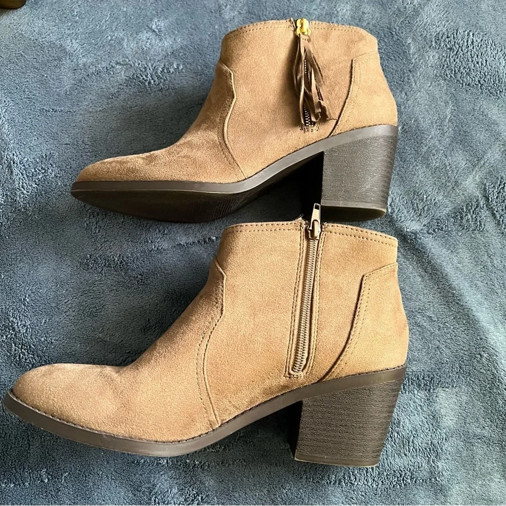 J Adams Faux Suede Side Zip Boots Tassle Pull Ankle Boots. Brown EUC Sz 9